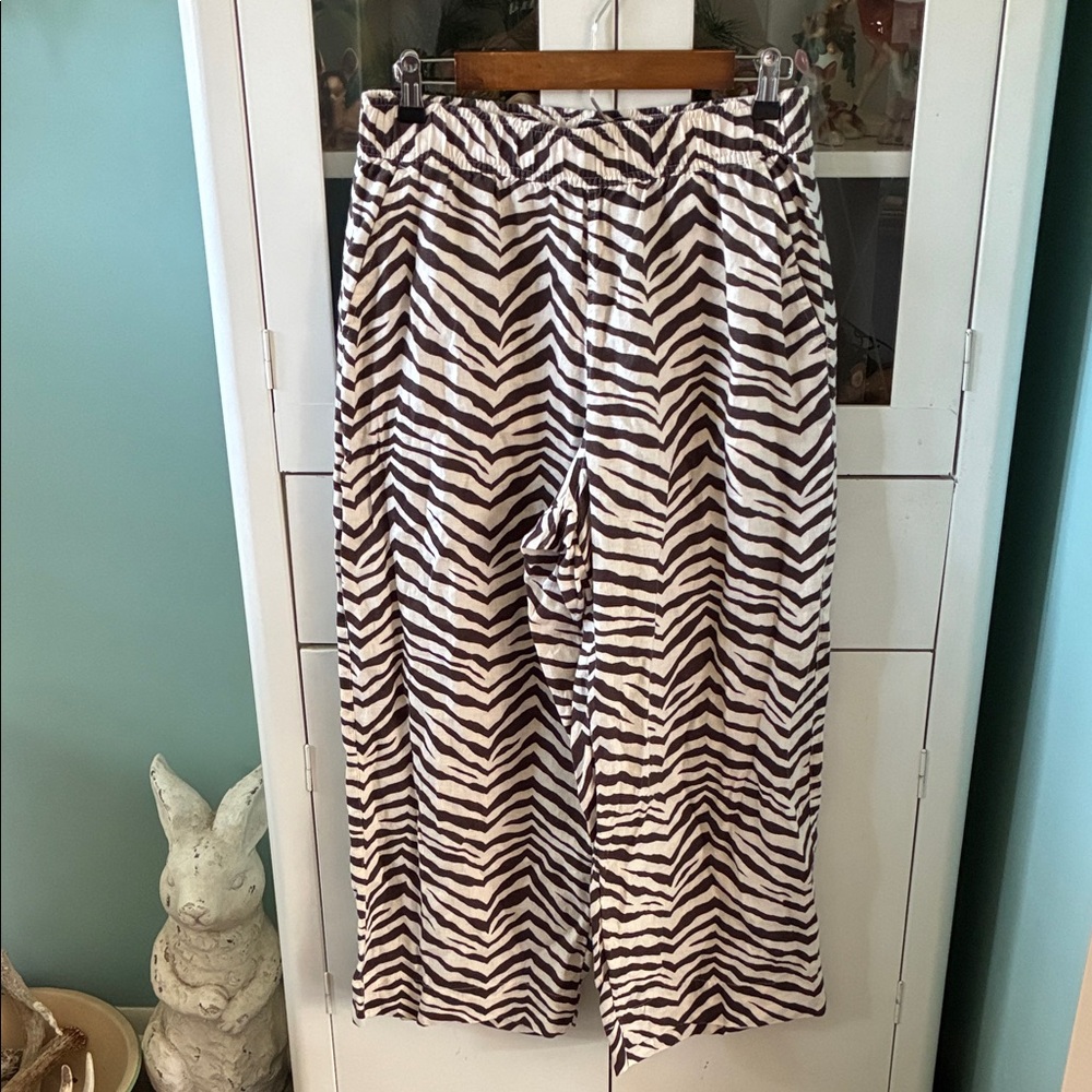 Tahari sz M Zebra Print Linen Capri Pants euc
